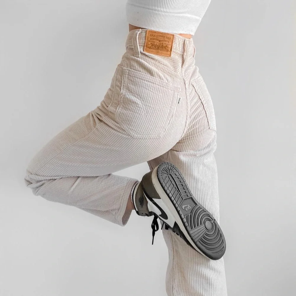 Levi’s rib cage straight ankle ivory corduroy pants - no stretch - Picture 3 of 8